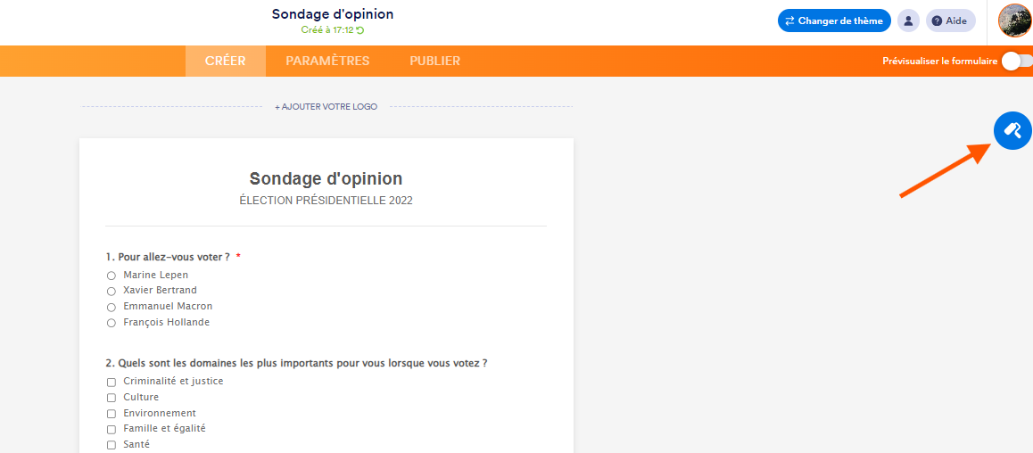 Capture d'écran de l'éditeur de formulaire en ligne Jotform pour un Sondage d'opinion, avec une flèche pointant vers le Générateur de formulaire avec les options pour ajouter un logo et prévisualiser le formulaire
