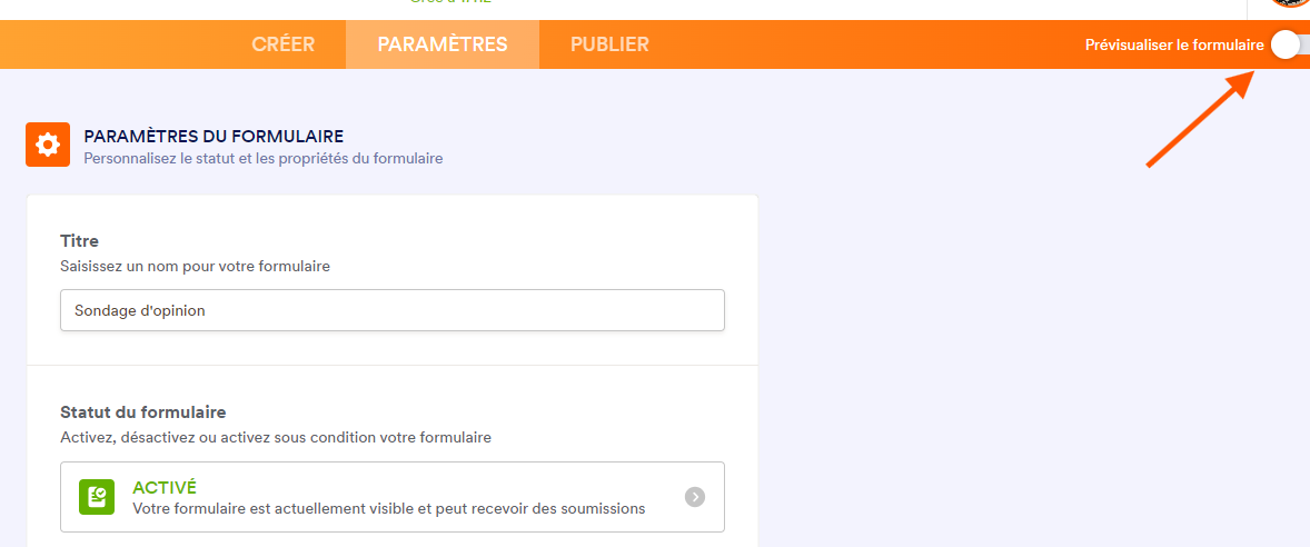 Capture d'écran de l'interface Jotform avec une flèche pointant sur le bouton Prévisualiser le formulaire pour un aperçu du rendu du Sondage d'opinion