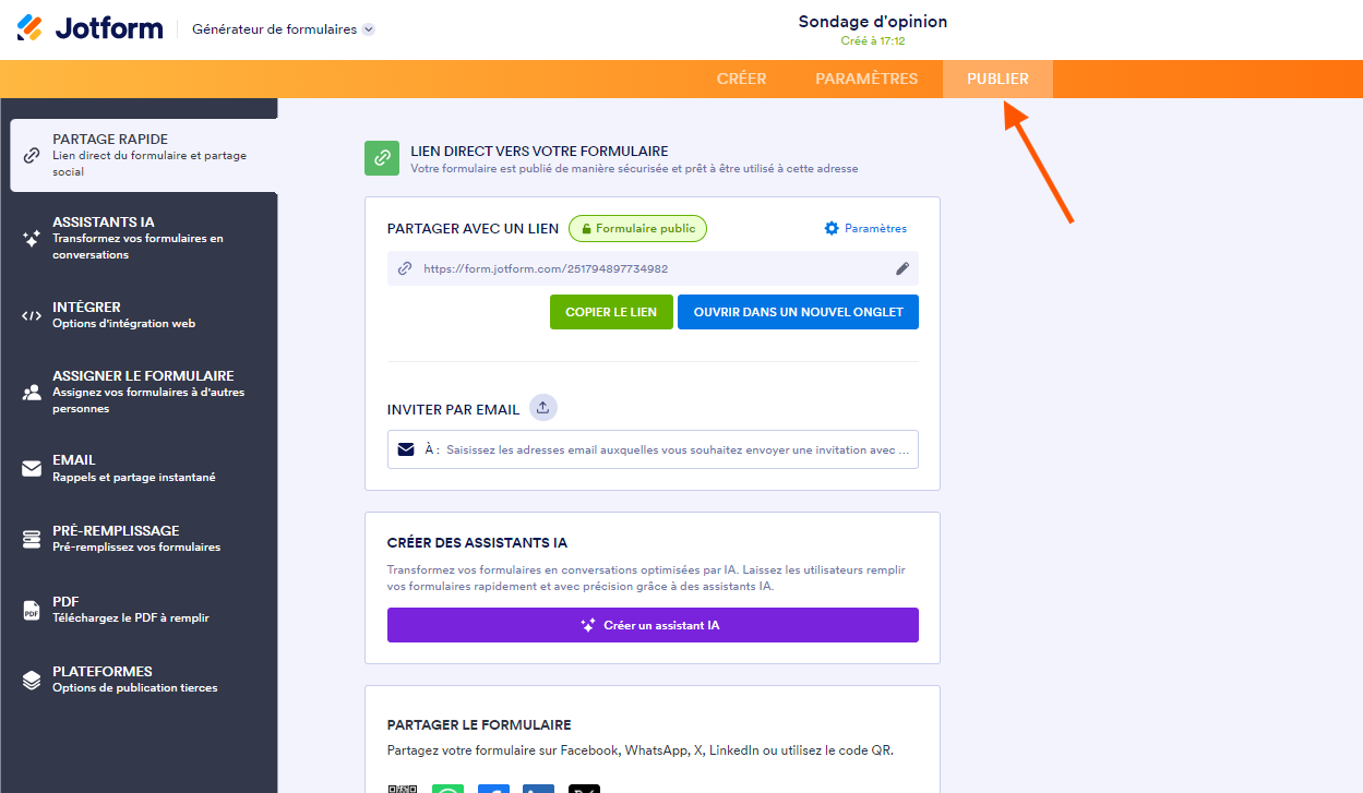 Capture d'écran des options de publication de Jotform montrant un lien direct pour partager le formulaire Sondage d'opinion et une flèche pointant sur l'onglet Publier