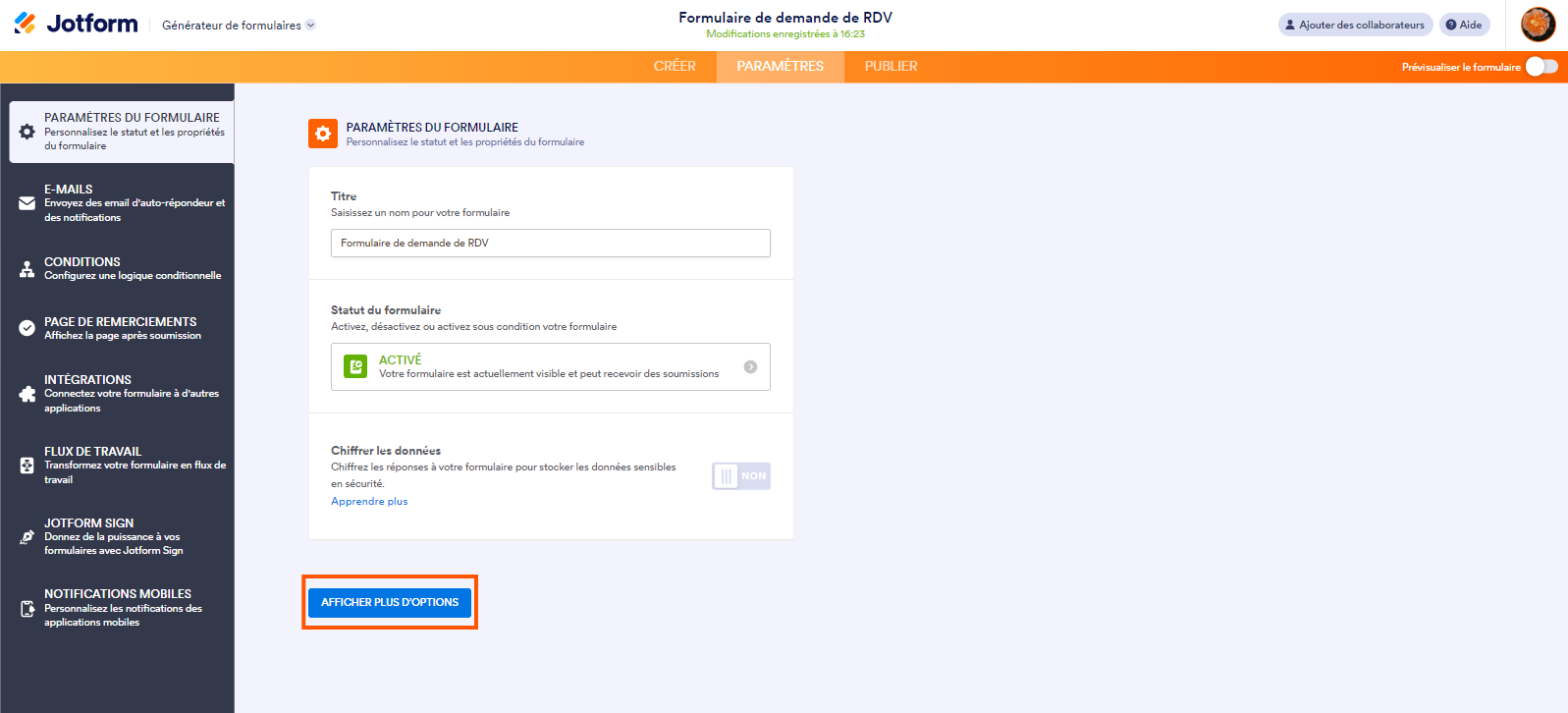 Capture d'écran de la page de l'onglet Paramètres du formulaire dans le Générateur de formulaires Jotform avec le bouton Afficher plus d'options encadré