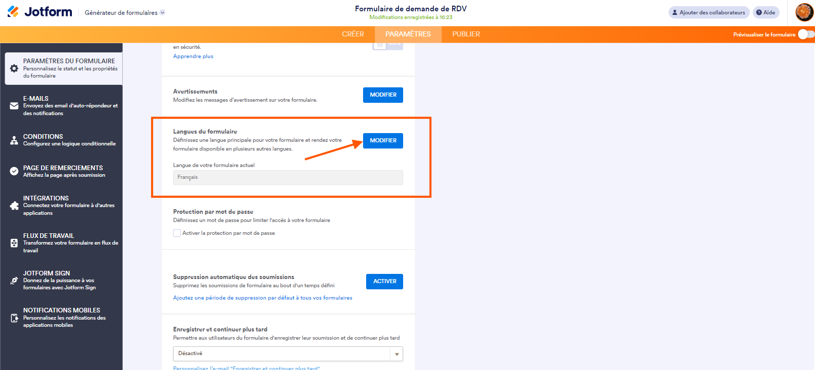 Capture d'écran de la page de l'onglet Paramètres du formulaire dans le Générateur de formulaires Jotform avec la section Langues du formulaire encadrée et une flèche pointant sur le bouton Modifier