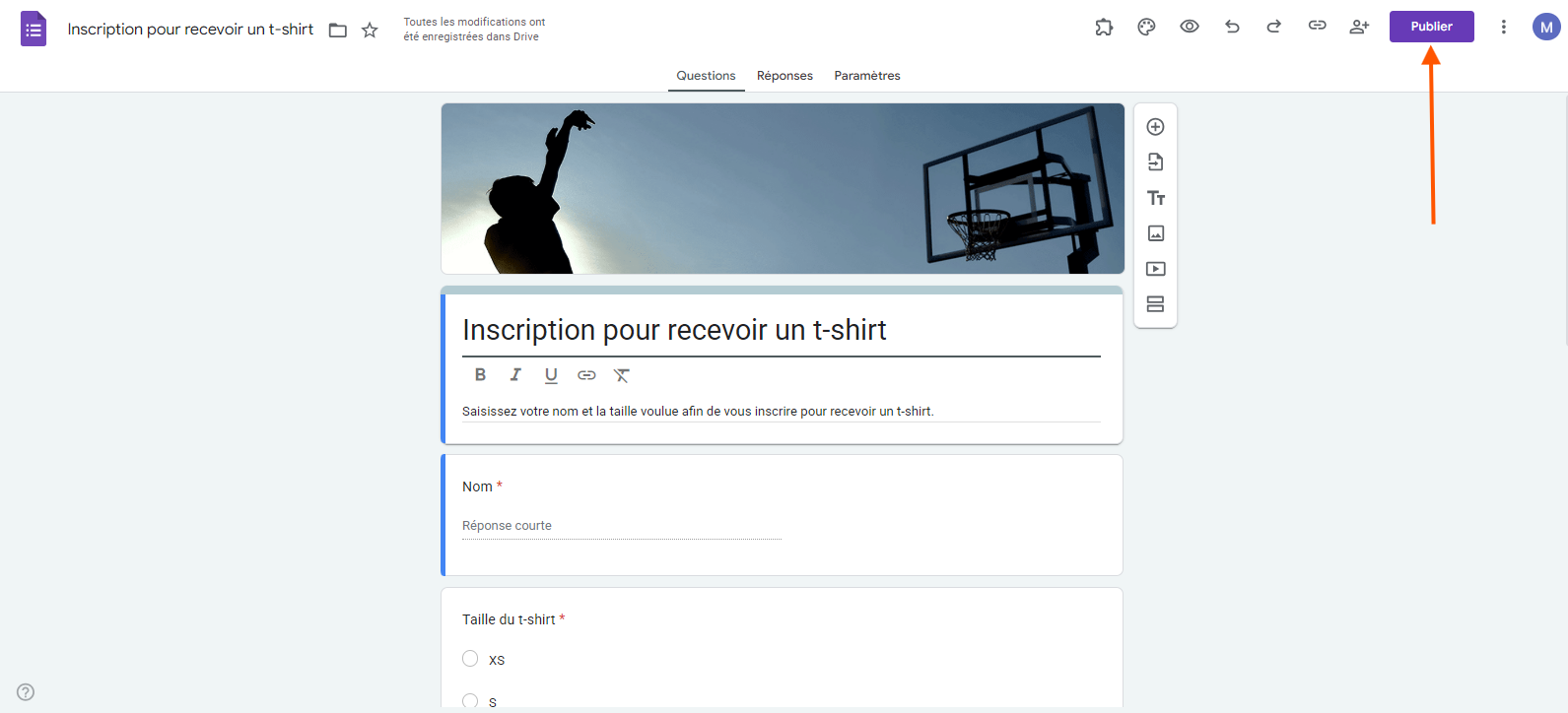 Capture d'écran avec un flèche pointant sur le bouton Publier d'un formulaire Inscription pour recevoir un t-shirt sur Google Forms