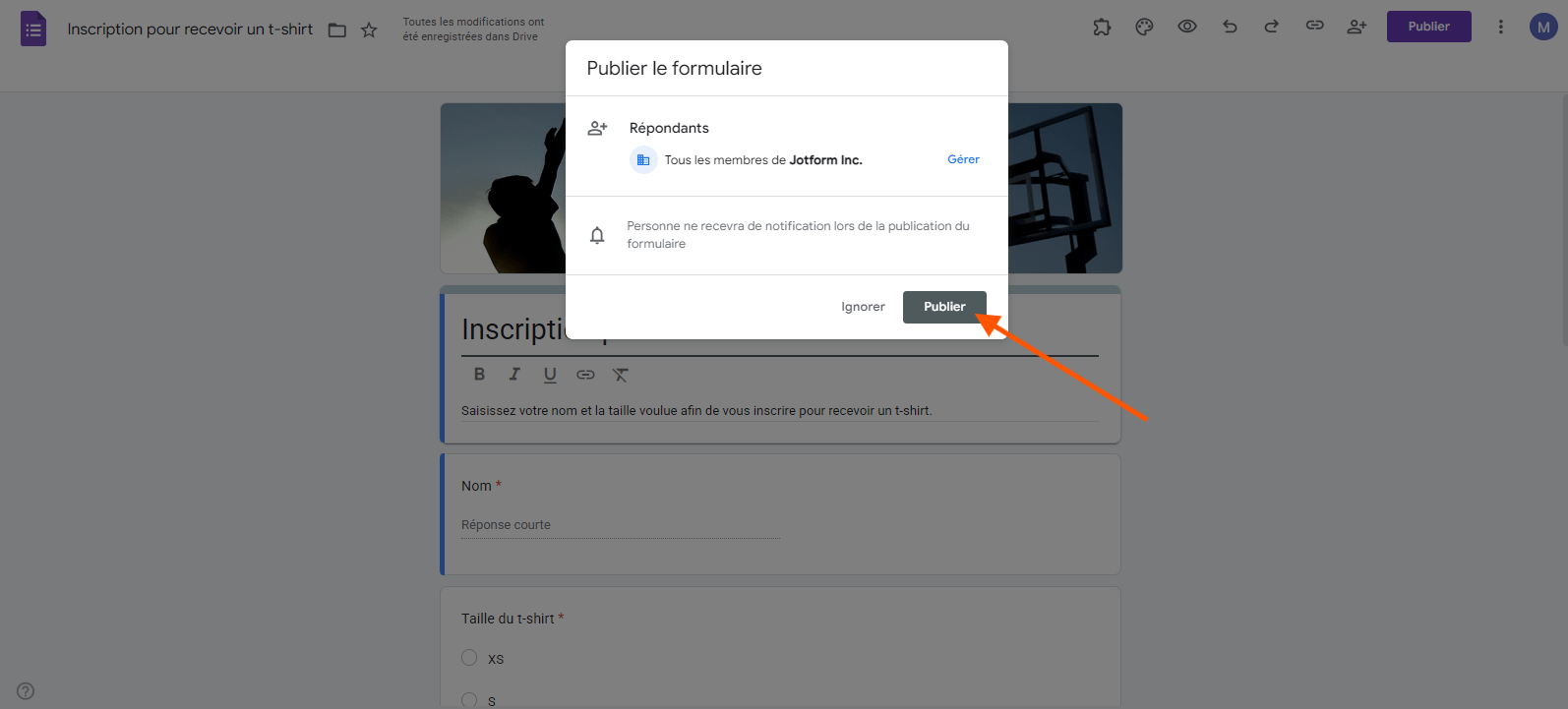 Capture d'écran avec une flèche pointant sur le bouton Publier depuis la fenêtre contextuelle sur Google Forms
