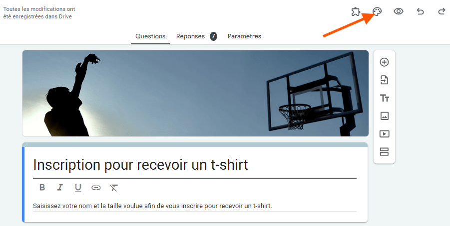 Capture d'écran montrant un formulaire Inscription pour recevoir un t-shirt dans Google Forms avec une flèche pointant sur l'icône de pièce de puzzle indiquant Modules complémentaires