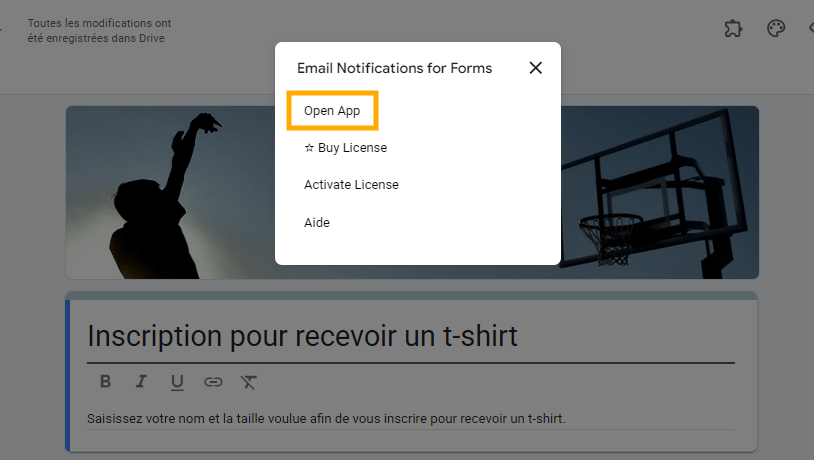Capture d'écran montrant un formulaire Inscription pour recevoir un t-shirt dans Google Forms avec le menu du module complémentaire Email Notifications for Forms avec Open App encadré