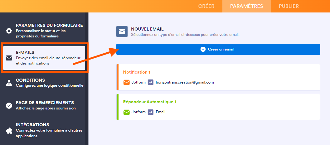Capture d'écran de l'onglet Paramètres dans le Générateur de formulaires Jotform avec l'option Emails encadré et une flèche pointant vers Créer un email