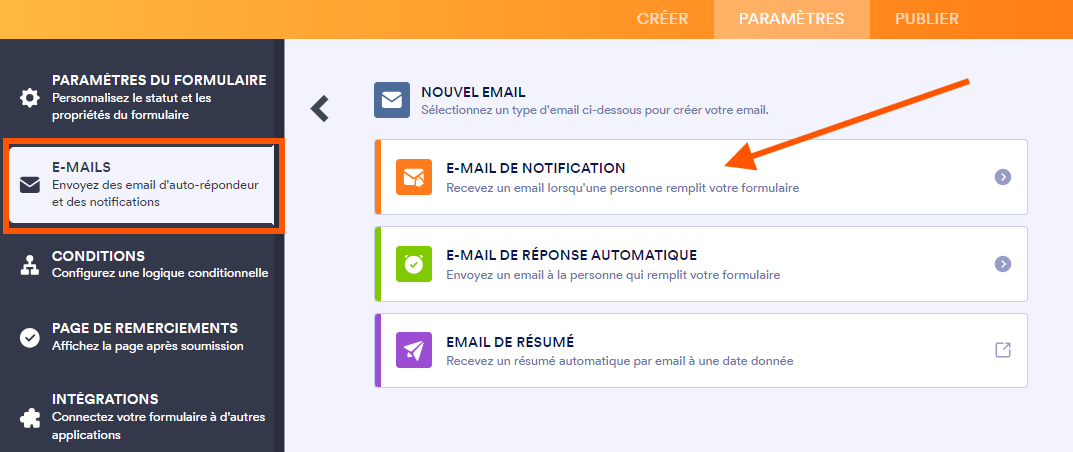 Capture d'écran de l'onglet Paramètres du Générateur de formulaires Jotform avec l'option Emails encadré et une flèche pointant sur l'option Email de notification