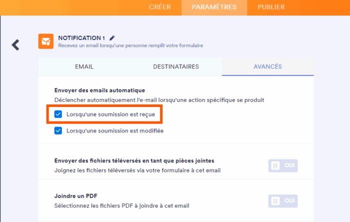 Capture d'écran de l'onglet Paramètres et Notifications par email dans le Générateur de formulaires Jotform, avec l'option Lorsuq'une soumission est reçue cochée et encadrée dans l'onglet Avancés