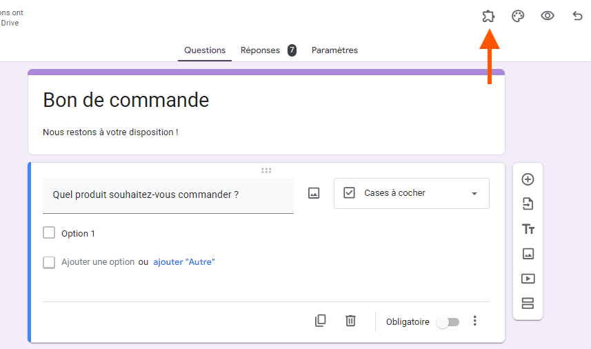 Capture d'écran d'un formulaire Google avec une flèche pointant vers l'icône Modules complémentaires en forme de pièce de puzzle