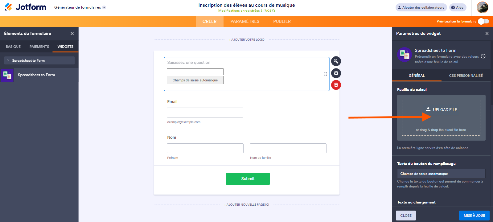 Capture d'écran du Générateur de formulaire Jotform avec une flèche pointant vers la section Upload file (Téléverser un fichier)  du volet Paramètres du widget