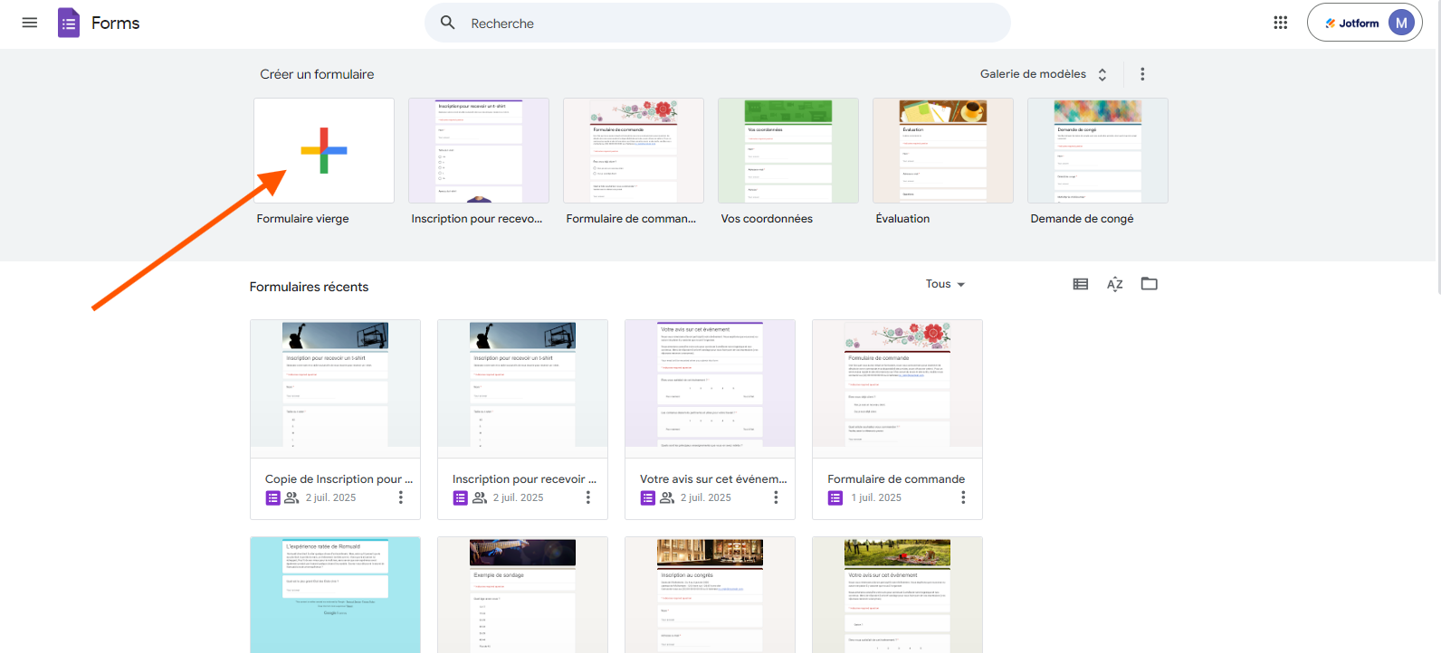 Capture d'écran de la page d'accueil de Google Forms avec une flèche pointant sur le signe Plus pour créer un formulaire vierge, et les formulaires récents répertoriés en dessous