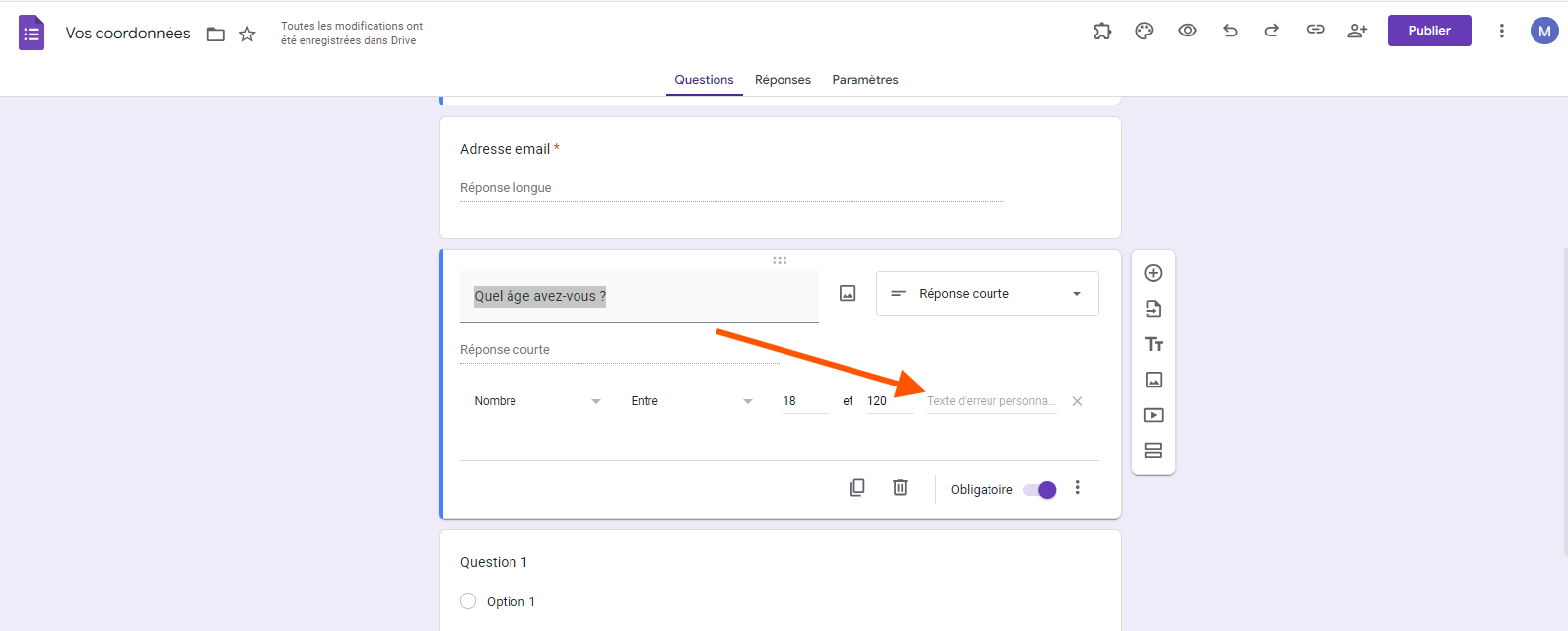 Capture d'écran d'une question à réponse courte avec validation de réponse et une flèche pointant sur le champ permettant de saisir le texte du message d'erreur personnalisé dans Google Forms