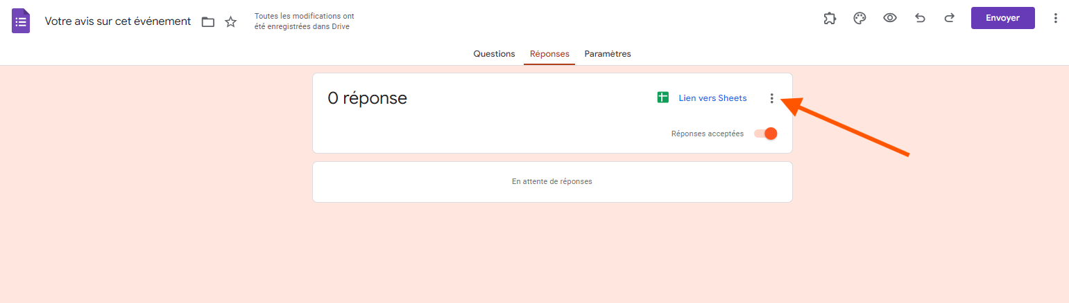 Capture d'écran de l'onglet Réponses d'un formulaire intitulé Votre avis sur cet événement dans Google Forms avec une flèche pointant sur les trois points verticaux à droite de Liens vers Sheets