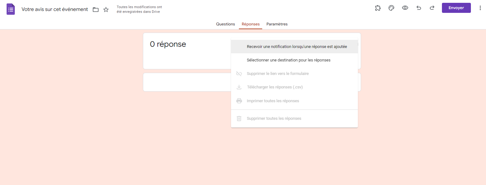 Capture d'écran du menu déroulant pour sélectionner l'option Recevoir une notification lorsqu'une réponse est ajoutée dans l'onglet Réponses dans Google Forms