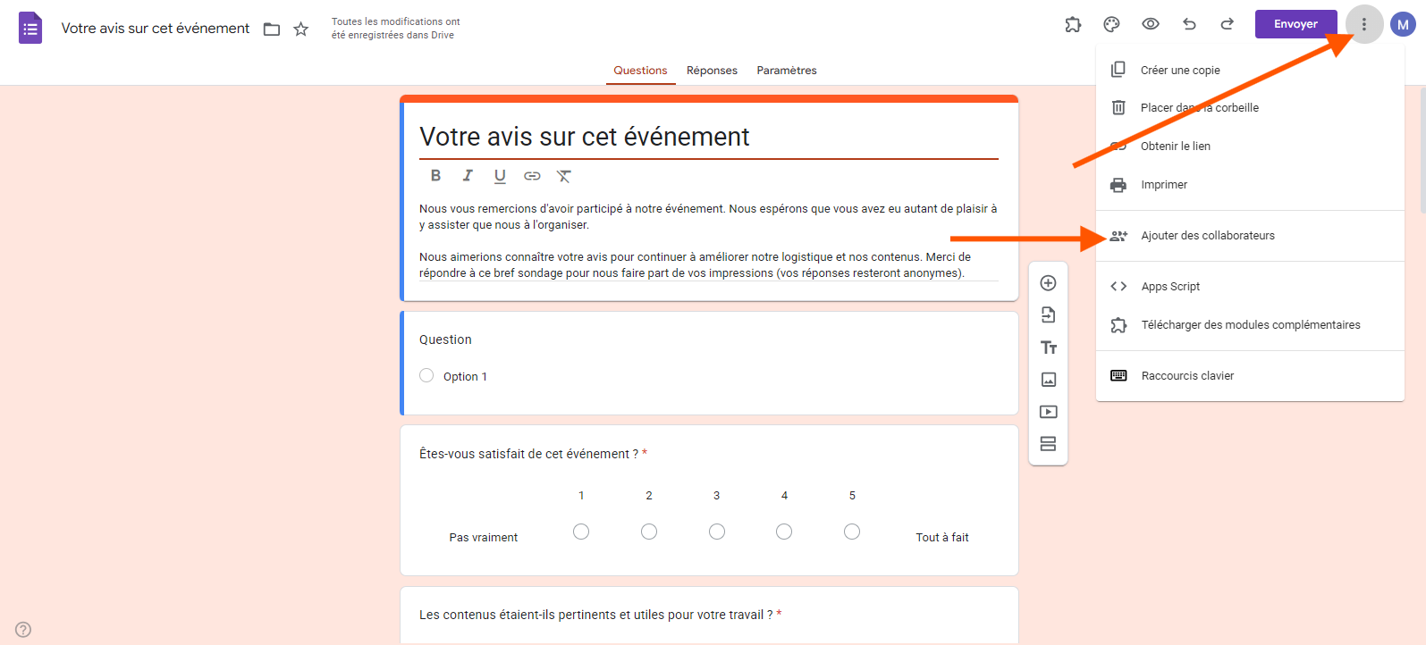 Capture d'écran avec une flèche pointant sur les trois points verticaux, le menu déroulant des options, et une flèche pointant sur l'option Ajouter des collaborateurs dans Google Forms