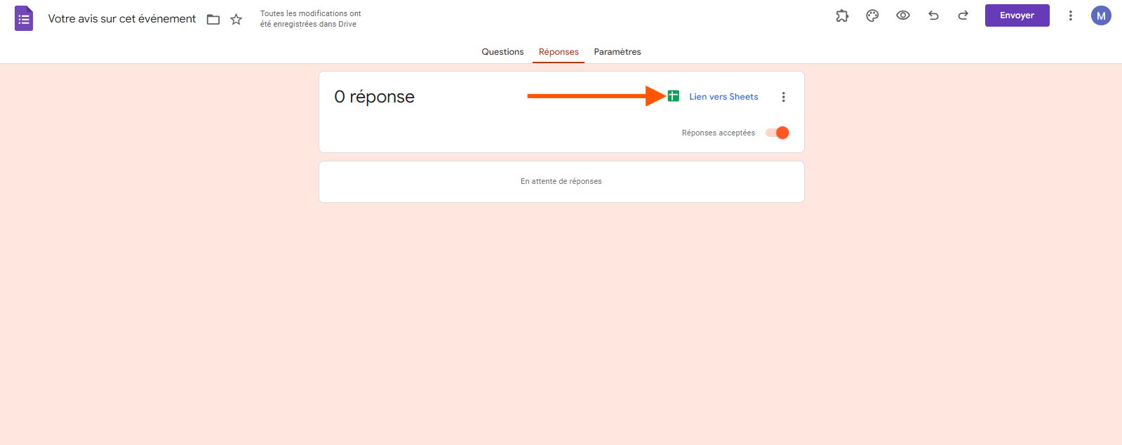 Capture d'écran avec une flèche pointant sur Lien vers Sheets dans l'onglet Réponses dans Google Forms
