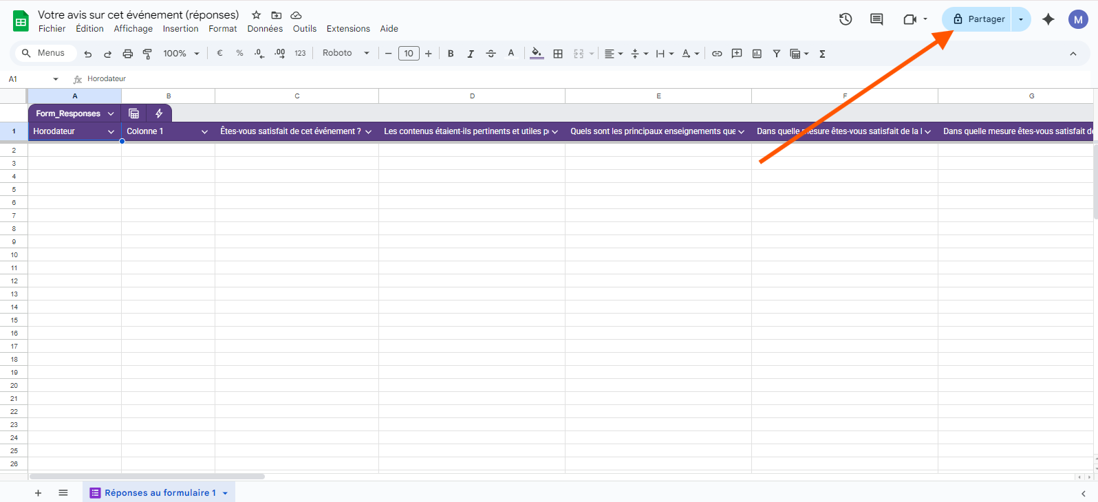Capture d'écran avec une flèche pointant sur le bouton Partager dans une feuille de calcul Google Sheets