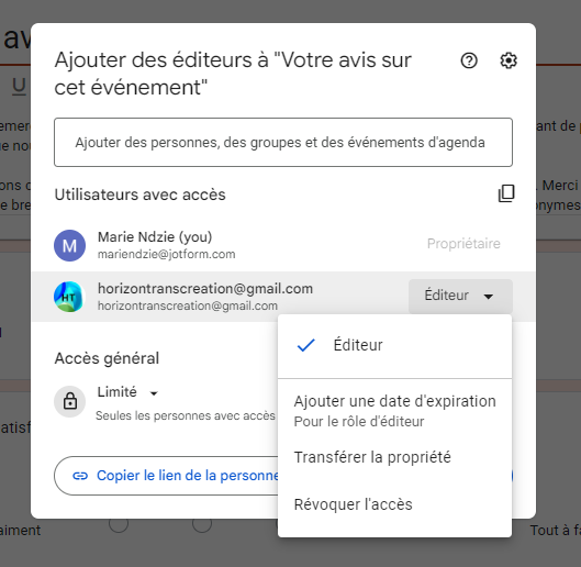 Capture d'écran du menu déroulant de Google Forms avec les options Ajouter une date d'expiration, Transférer la propriété et Révoquer l'accès pour le rôle d'Éditeur