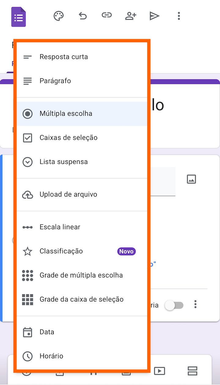 Comparação das interfaces do Formulários Google no iPhone, destacando os elementos do formulário e opções de tipos de perguntas
