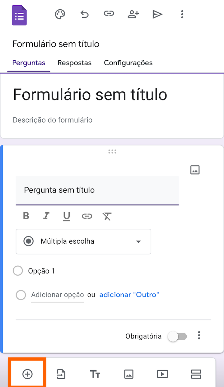 Edição do Formulários Google em um iPhone, mostrando a interface para inserir perguntas e escolher opções de resposta