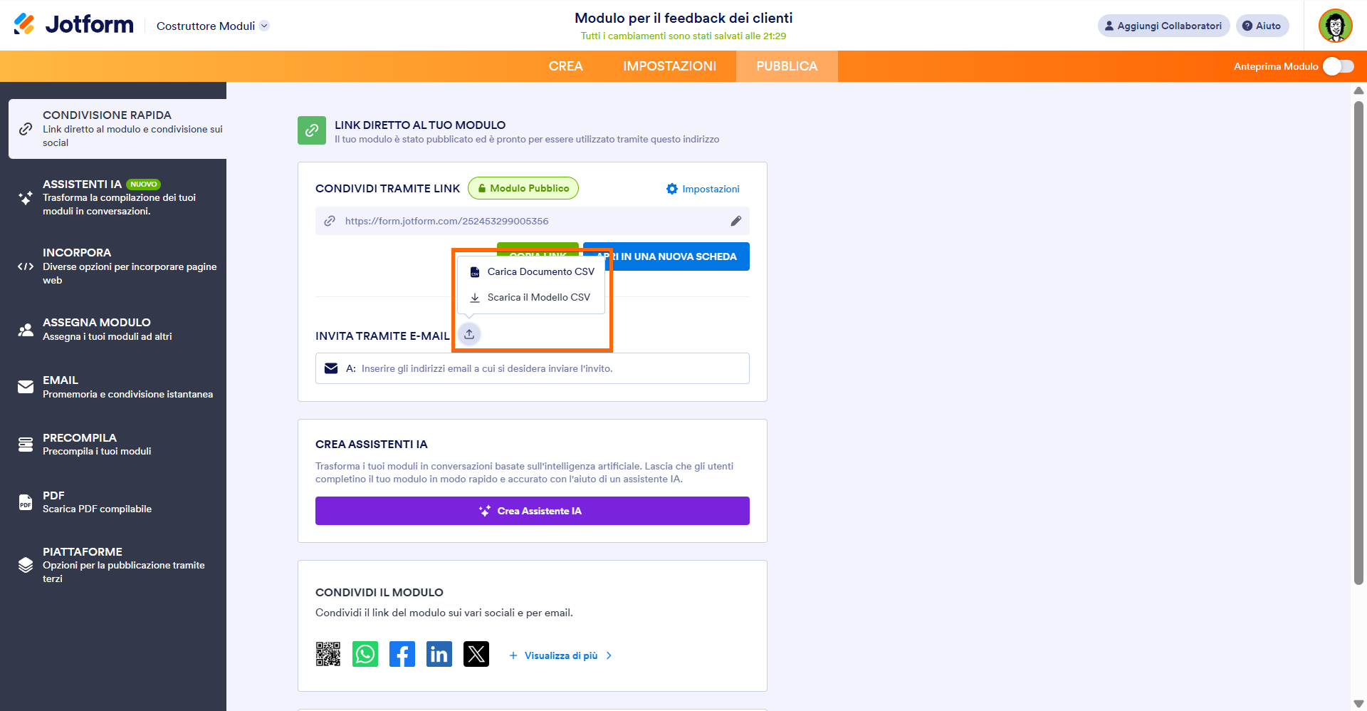 Screenshot che mostra le opzioni di invito nel Costruttore Moduli di Jotform, con in evidenza l'opzione di caricare un file CSV con i dati dei destinatari che dovrebbero ricevere l'email di invito