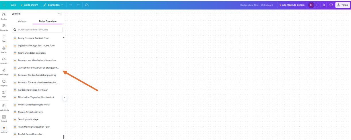 Screenshot einer Canva-Website mit geöffneter Jotform-App auf der linken Seite und einem Pfeil, der auf die Formularoption "Jährliches Formular zur Leistungsbewertung" zeigt