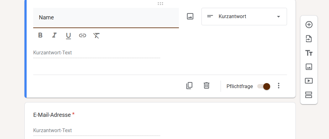 Screenshot von Beispielfragen in einem Google Formular mit dem Schalter "Pflichtfrage" in der Position „An“
