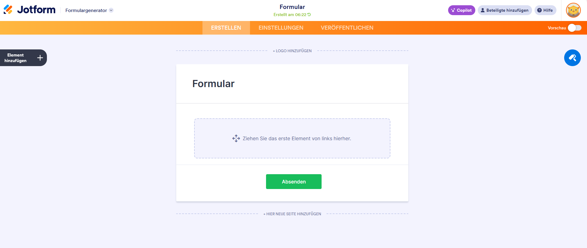 Eine leere Oberfläche des Formulargenerators von Jotform mit einem grünen Button "Absenden", bereit für das Hinzufügen neuer Fragen
