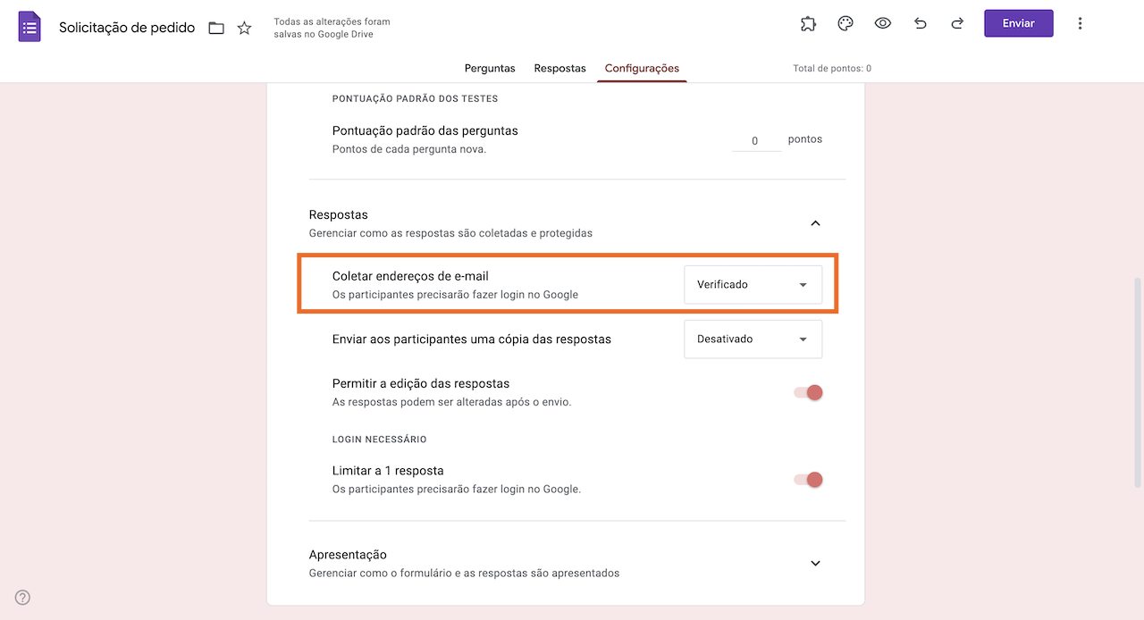 Aba de Configurações de um Formulário de Solicitação de Pedido, visualizando as opções em Respostas, sob Configurações, selecionando Verificado na opção "Coletar endereços de e-mail"