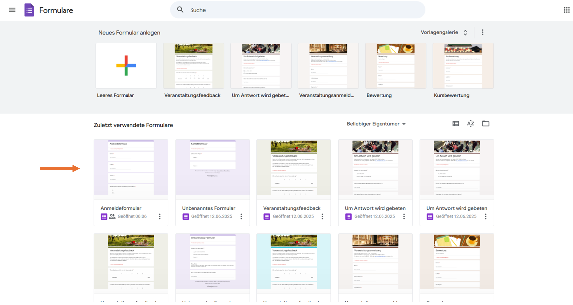Screenshot der Startseite von Google Formulare mit einem Pfeil, der auf ein Formular mit der Aufschrift Anmeldeformular zeigt