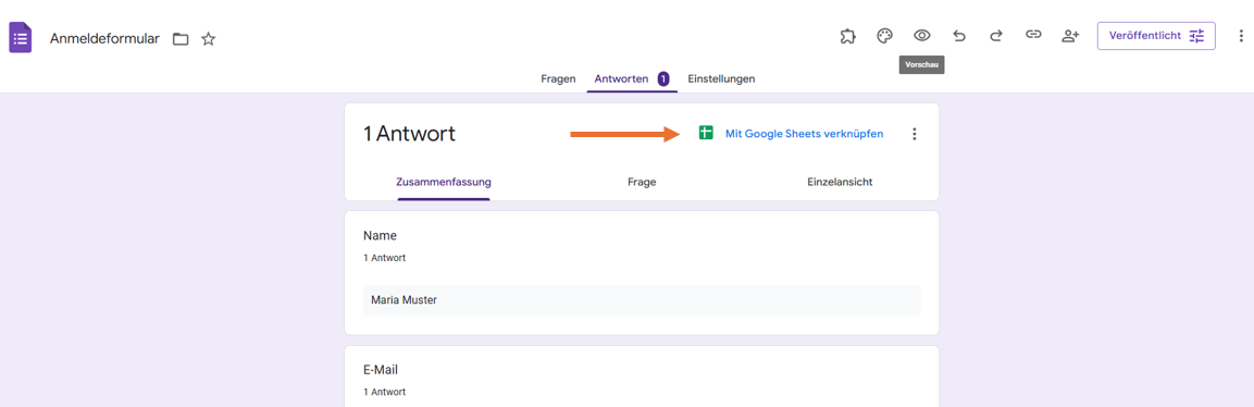 Screenshot eines Google Formulare-Formulars mit einem Pfeil, der auf den Button Mit Google Sheets verknüpfen auf der Registerkarte Antworten zeigt