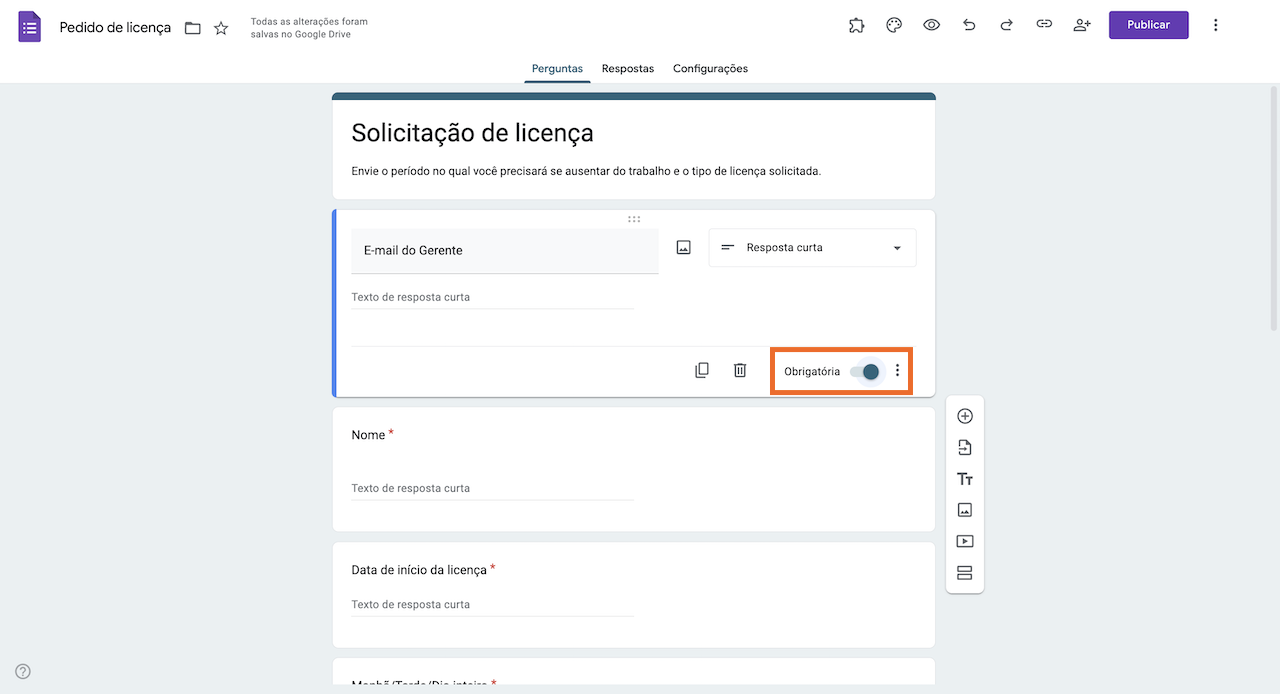 Captura de tela de um formulário de pedido de licença do Formulários Google, apresentando campos para o nome do funcionário, datas solicitadas e mais, com o botão Obrigatória ativado