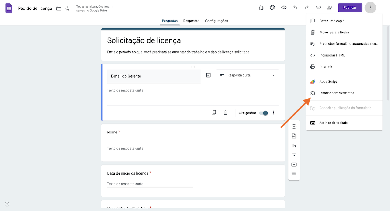 Captura de tela de um menu no canto superior direito do formulário de Pedido de Licença selecionando "Instalar complementos"