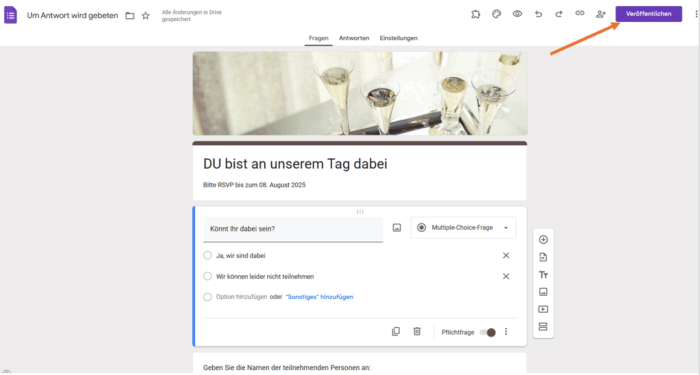 Ein Screenshot eines Google-Formulars mit dem Titel DU bist an unserem Tag dabei zeigt eine RSVP-Anfrage mit einem hervorgehobenen Pfeil, der auf den violetten Veröffentlichen Button in der oberen rechten Ecke zeigt