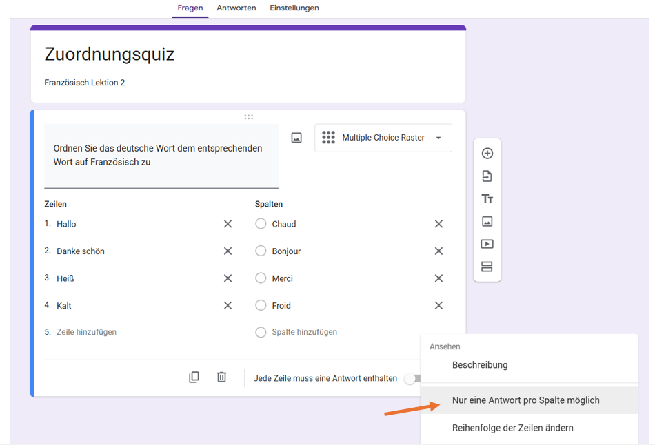 Screenshot desselben Google-Formulars mit den vollständig eingegebenen Fragen und Antworten und einem orangenem Pfeil, der auf Nur eine Antwort pro Spalte möglich zeigt;