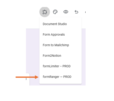 Screenshot eines Google Formulars mit geöffnetem Add-on-Menü und einem Pfeil, der auf die Option Form Ranger zeigt