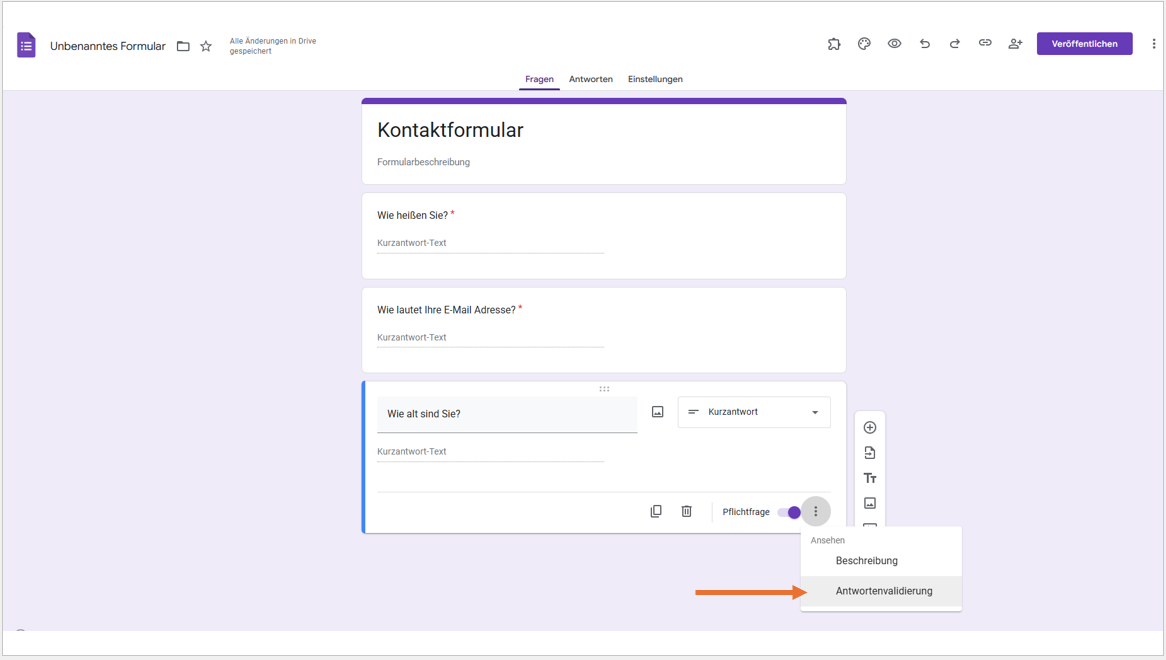 Ein Screenshot einer Google Formulare Frage mit orangefarbenen Pfeilen, die das Dropdown-Menü mit "Antwortvalidierung" markieren