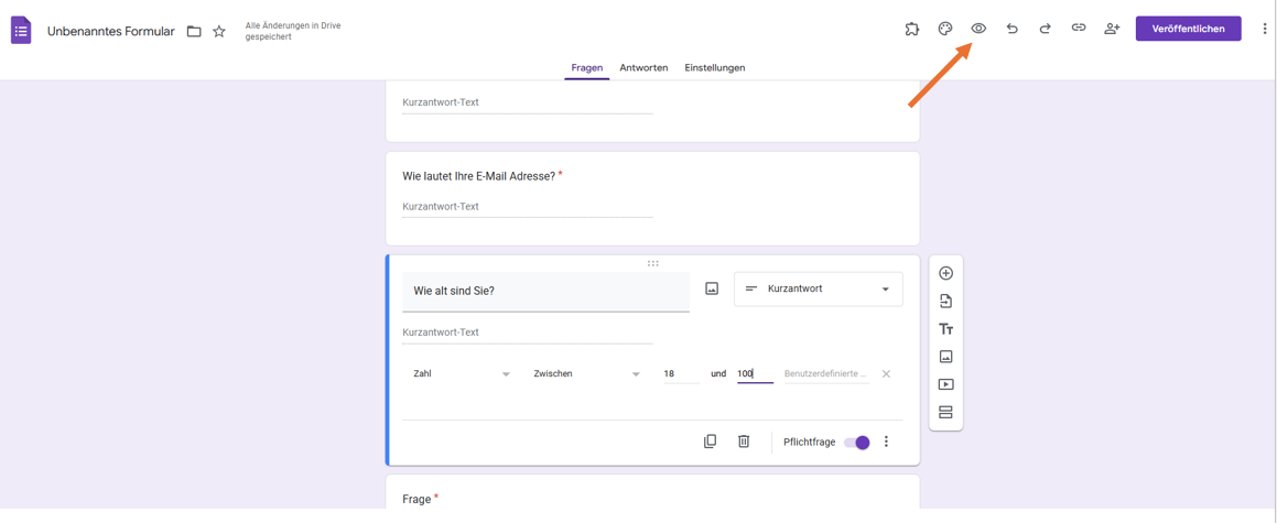 Screenshot eines Google Formulargenerators mit einem orangefarbenen Pfeil, der auf das Vorschausymbol zeigt 
