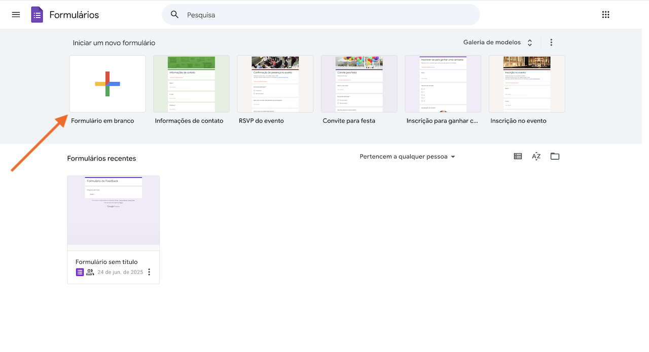 Captura de tela da tela inicial do Formulários Google, com a opção de criar um novo formulário em branco destacada