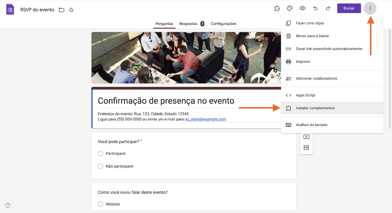 Captura de tela de um formulário do Google com o menu de três pontos aberto e a opção Instalar complementos selecionada