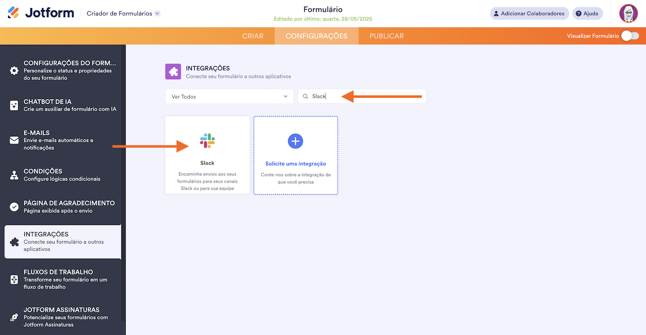 Captura de tela do menu de configurações do Jotform, com setas apontando para a barra de pesquisa com 'Slack' inserido e a integração do Slack