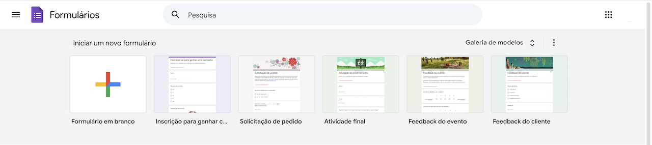 Captura de tela do menu 'Iniciar um novo formulário' do Formulários Google, que apresenta a galeria de modelos e opções de novo formulário em branco