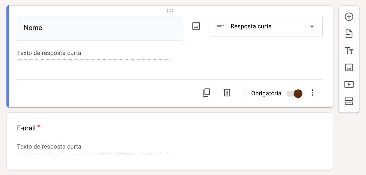 Captura de tela de perguntas de exemplo em um formulário do Google com a opção "Obrigatória" ativada