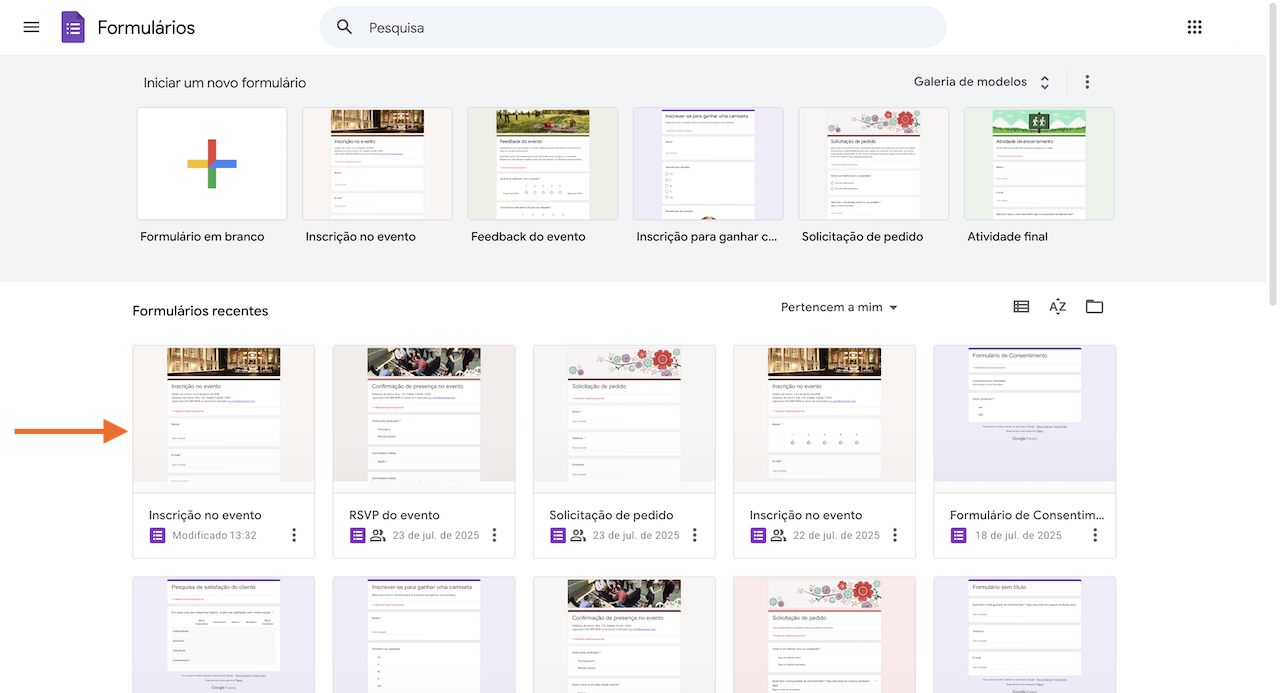 Captura de tela da página inicial do Formulários Google com uma seta apontando para um formulário rotulado "Inscrição no evento"