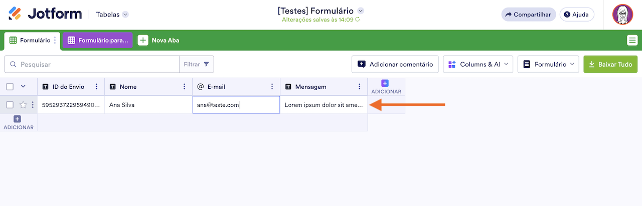 Captura de tela de uma planilha do Jotform Tabelas com uma seta apontando para uma resposta