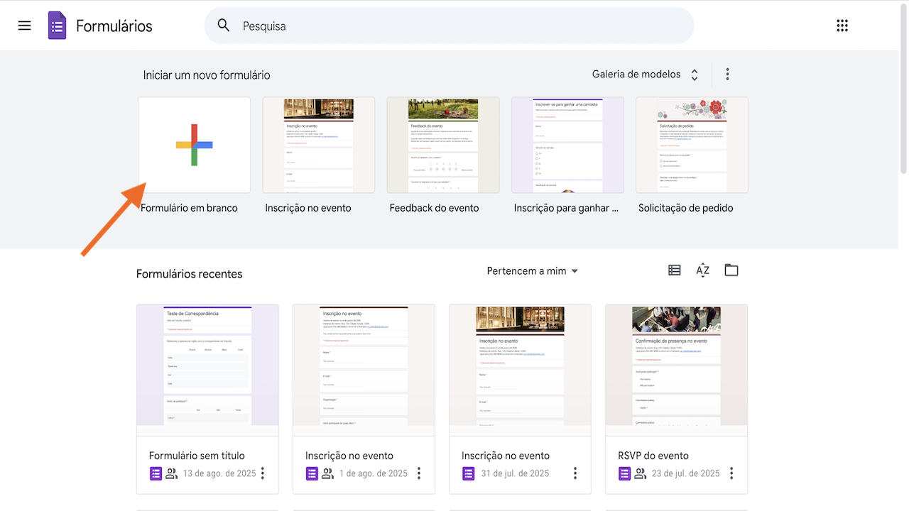 Interface da página do Formulários mostrando opções para iniciar um novo formulário, galeria de modelos e lista de formulários recentes