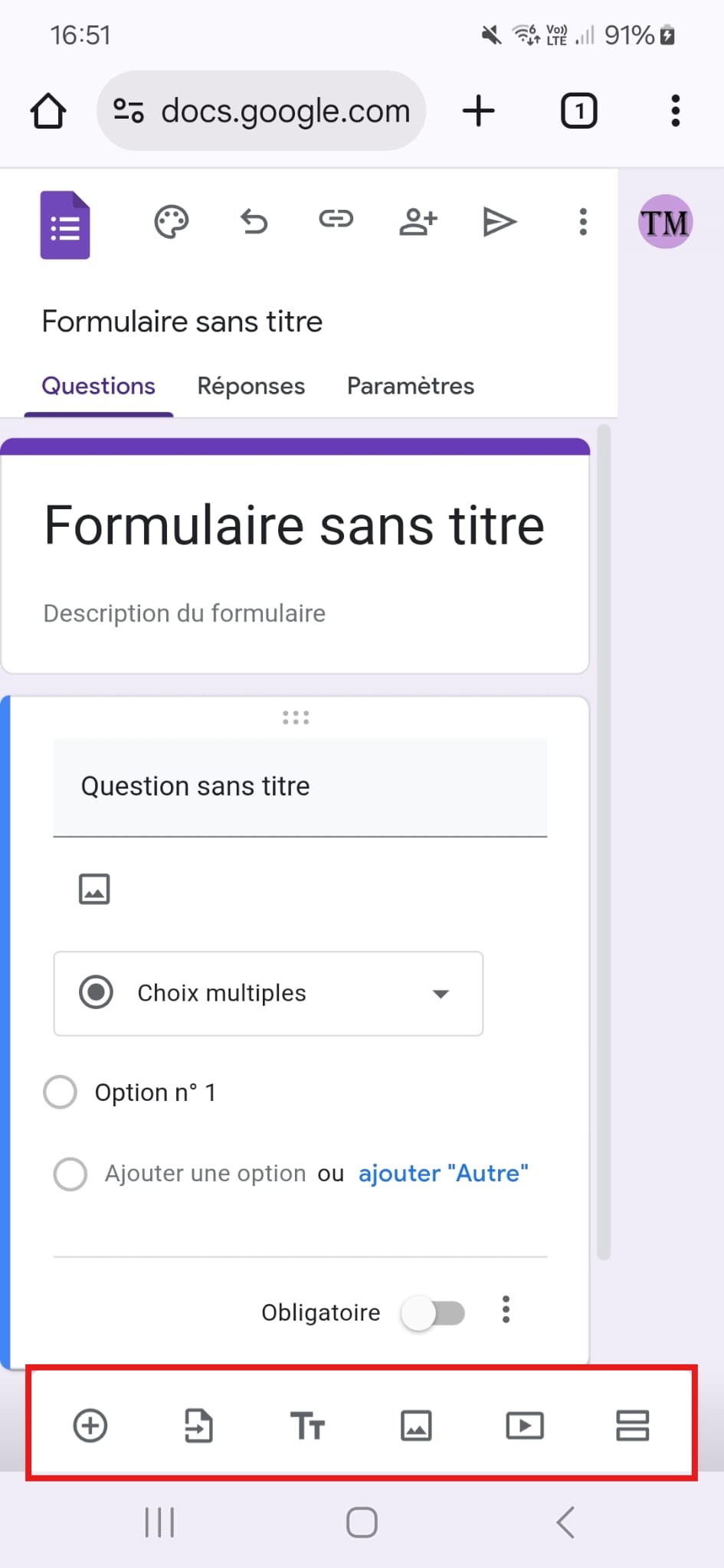 
Capture d'écran mobile d'un formulaire Google sans titre et sans description en cours de création, avec les éléments de l'interface visibles