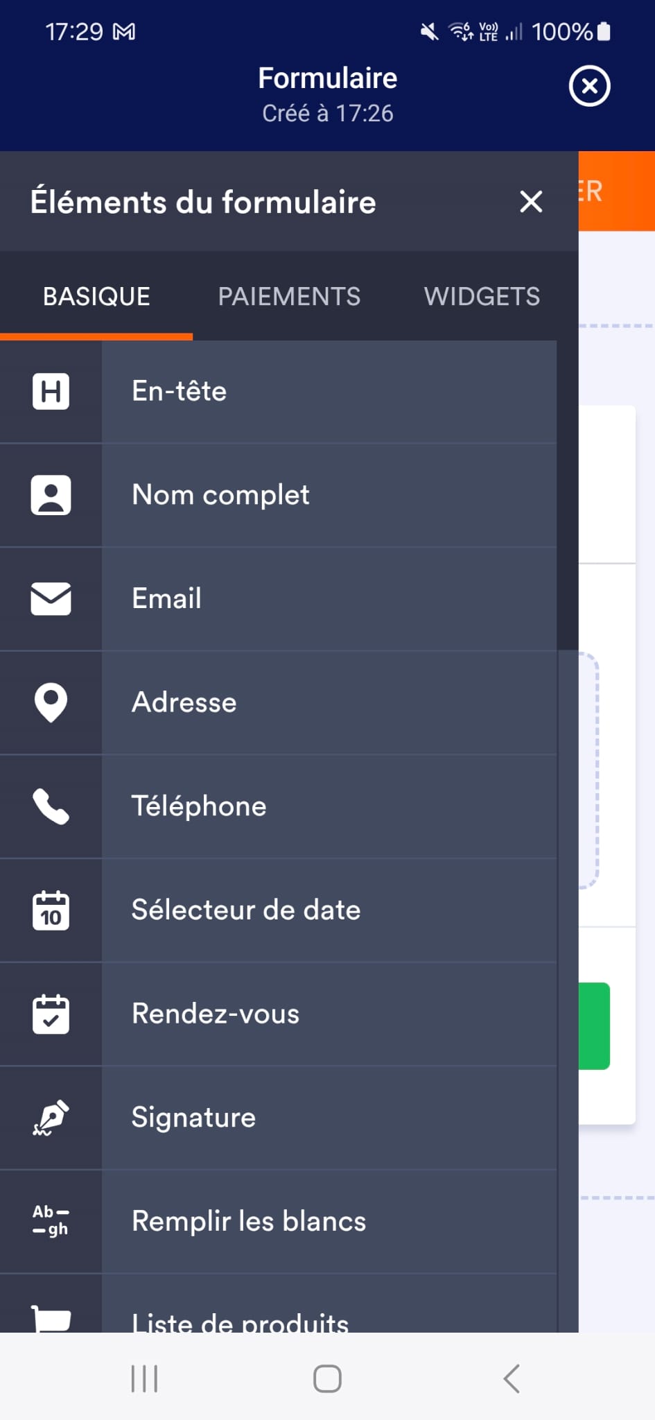 Capture d'écran mobile d'un créateur de formulaire montrant un menu avec des éléments de formulaire tels que en-tête, nom complet, email, adresse et d'autres éléments pour la création du formulaire