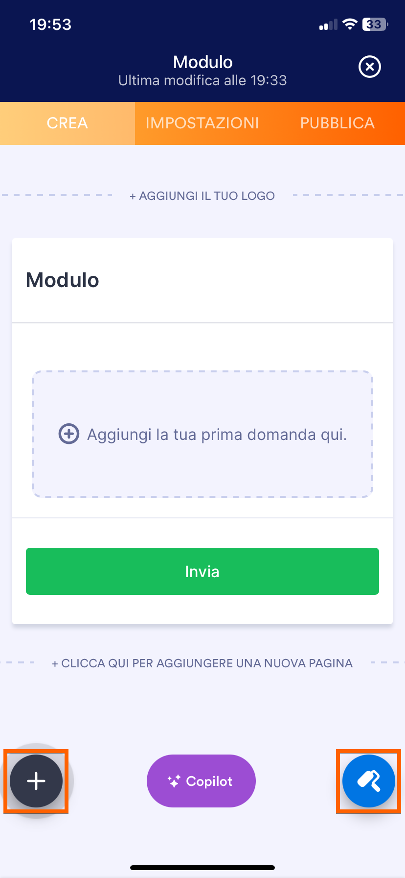 Screenshot che mostra il costruttore di moduli di Jotform con opzioni per aggiungere domande, un logo, una nuova pagina e personalizzare il design