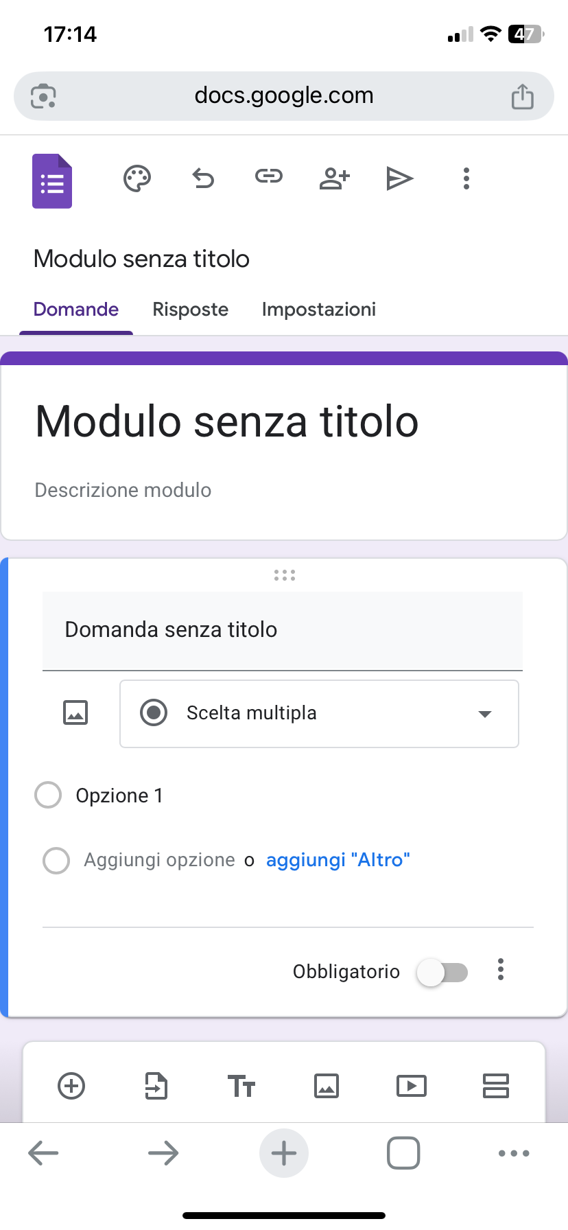 Uno screenshot di un browser mobile che mostra un modulo vuoto di Google Forms